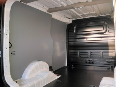 Panelkit / 4mm lysegrå plast / Kia PV5 26- (L2H1) / 2 skydedør / hele felter