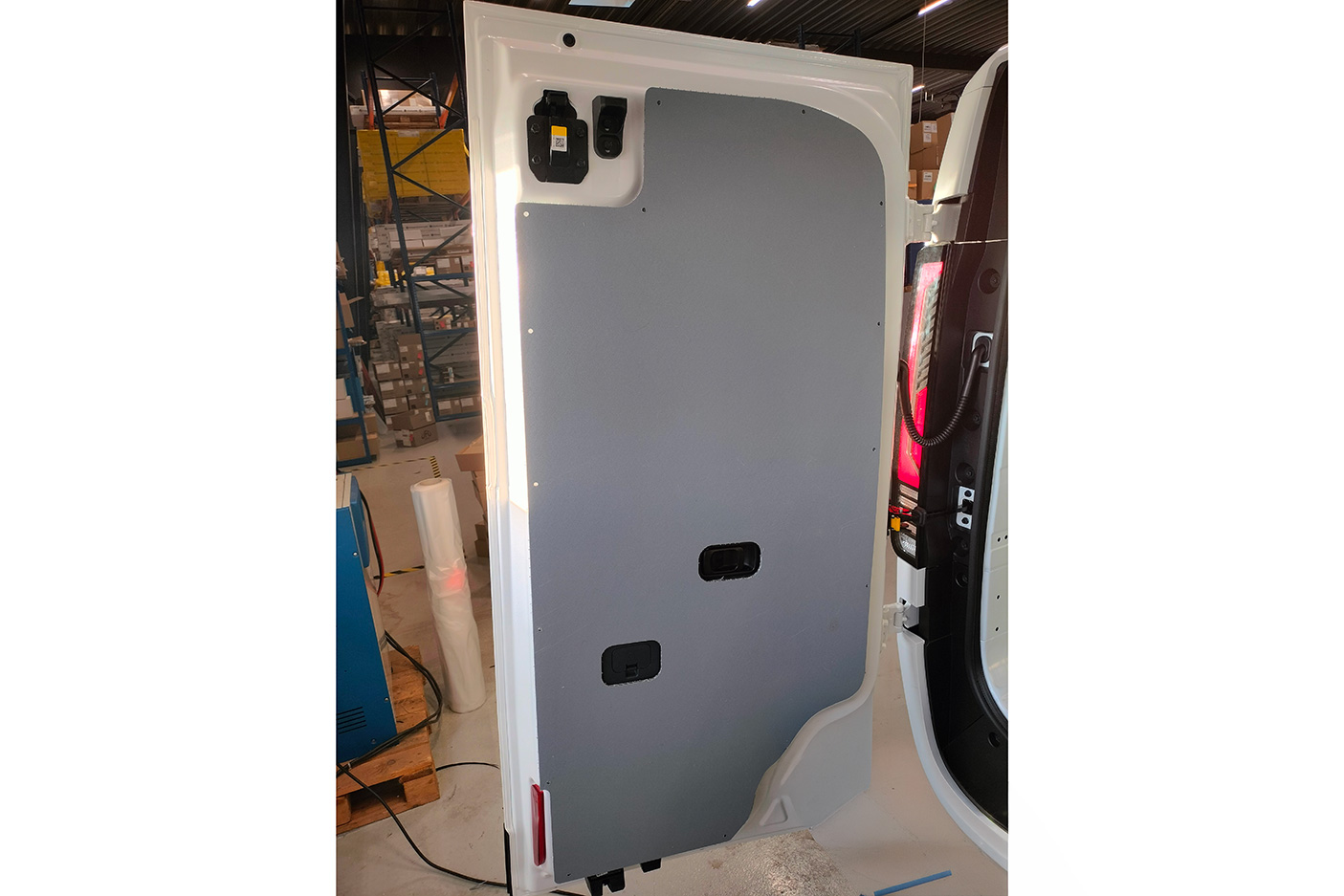 Panelkit / 4mm lysegrå plast / Kia PV5 26- (L2H1) / 1 skydedør / hele felter - Billede 3