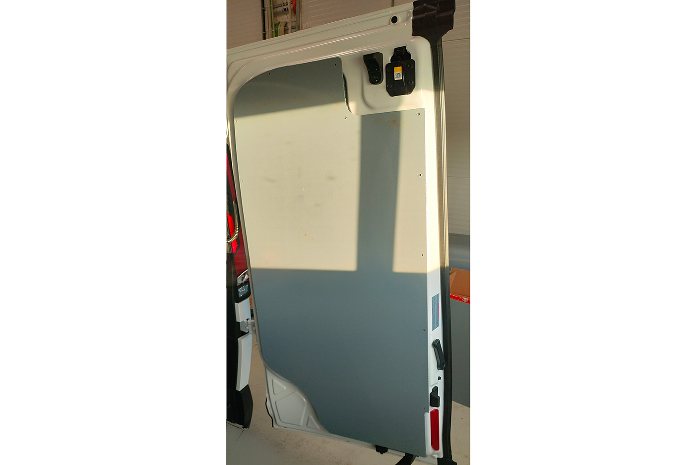 Panelkit / 4mm lysegrå plast / Kia PV5 26- (L2H1) / 1 skydedør / hele felter - Billede 2