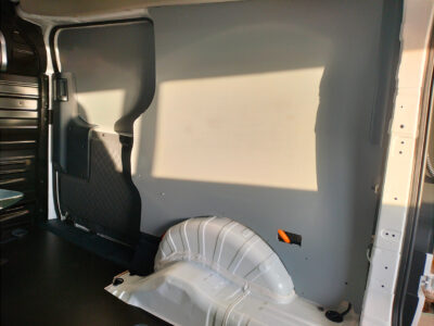 Panelkit / 4mm lysegrå plast / Kia PV5 26- (L2H1) / 1 skydedør / hele felter