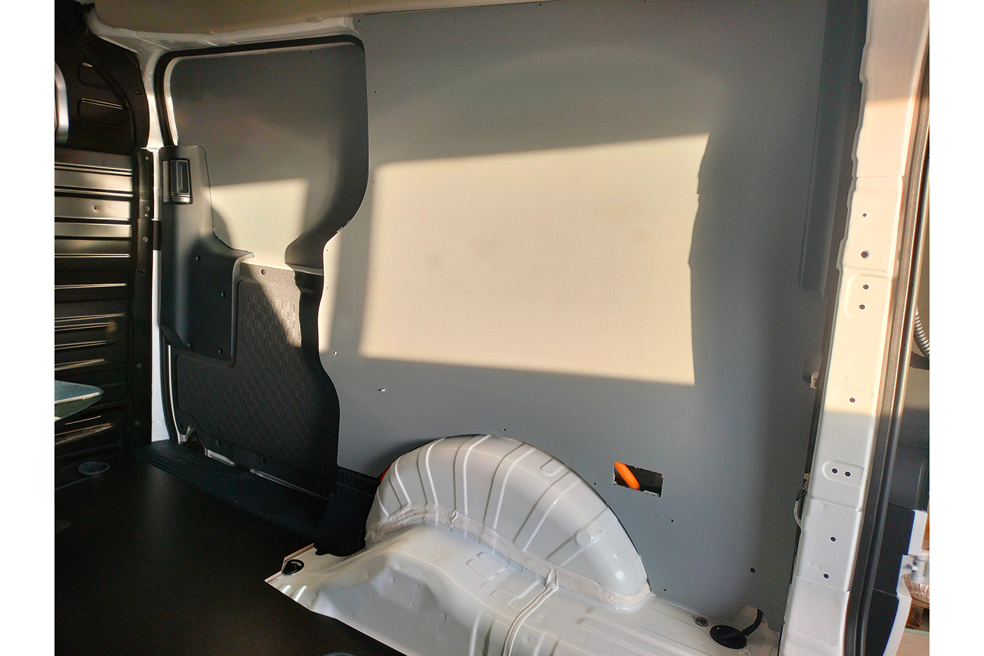 Panelkit / 4mm lysegrå plast / Kia PV5 26- (L2H1) / 1 skydedør / hele felter